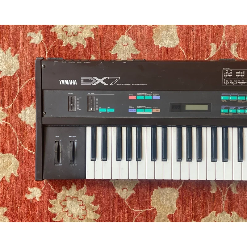 YAMAHA DX7 w/ ROM Card